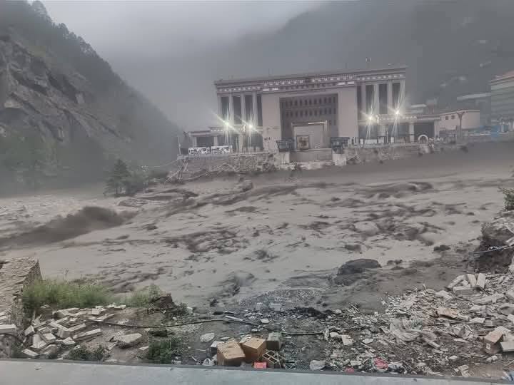 भोटेकोसीको बाढीले बगाउँदा ३ जना प्रहरीसहित १६ जना बेपत्ता, ९ जनाको उद्धार