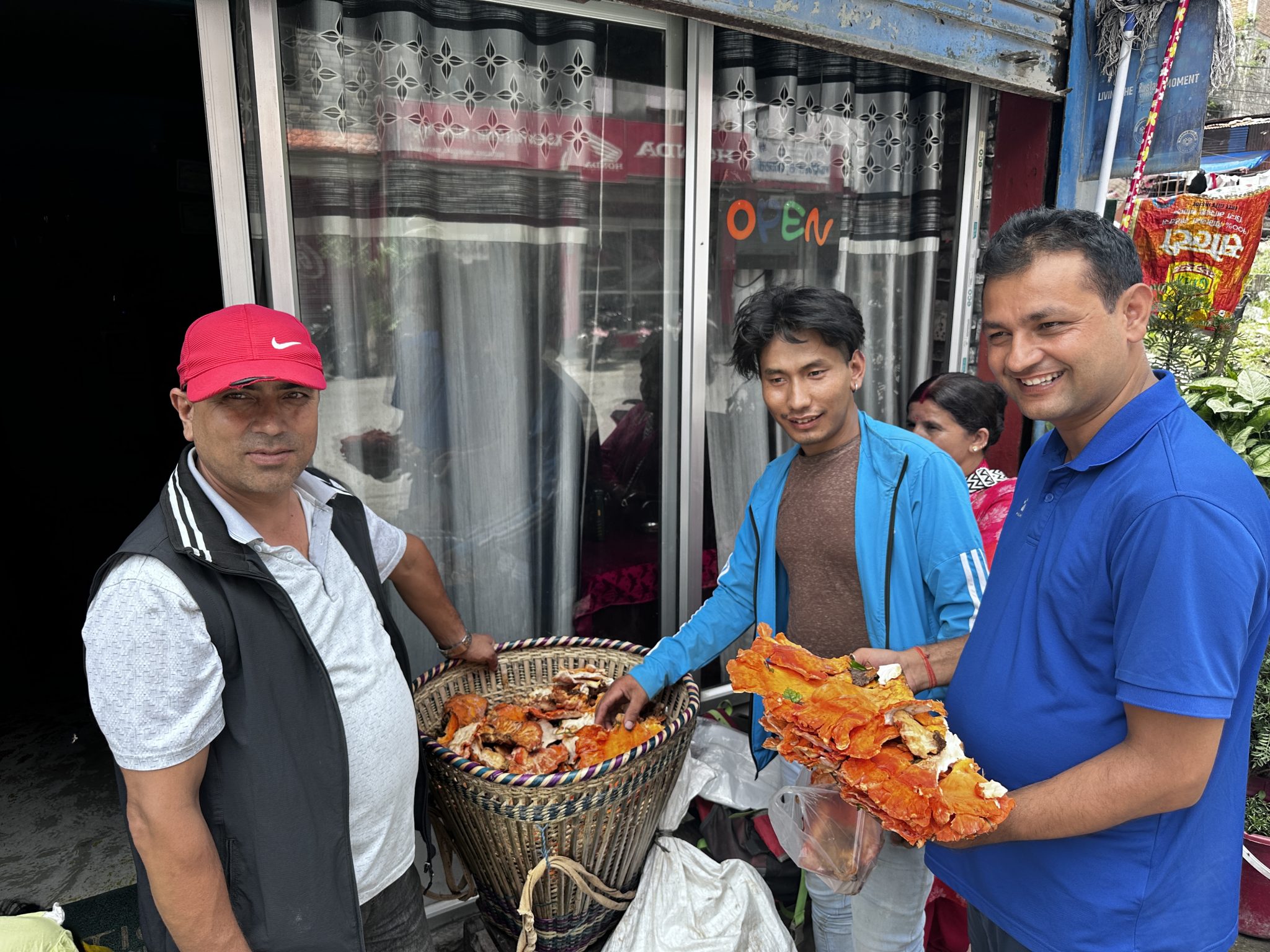 बेनी बजारमा रातो च्याउको माग बढी