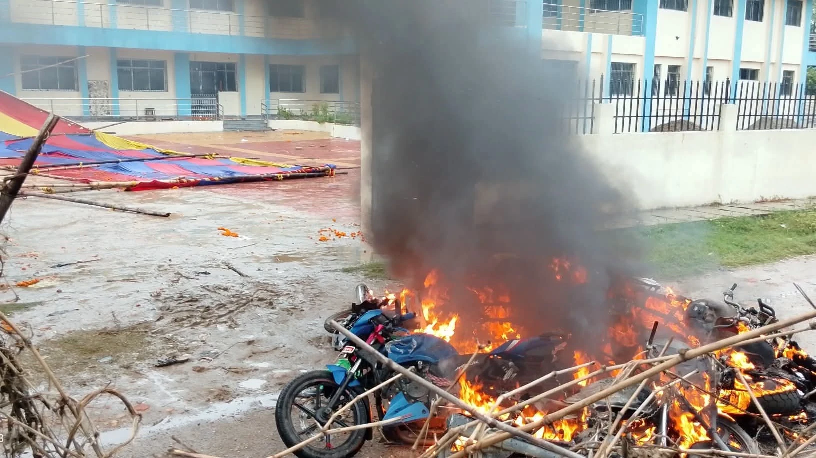 बाराको फेटामा स्वास्थ्य कार्यालय उद्घाटनको विवादमा गोली चल्यो, एक जना गम्भीर घाइते, १० भन्दा बढी मोटरसाइकलमा आगजनी