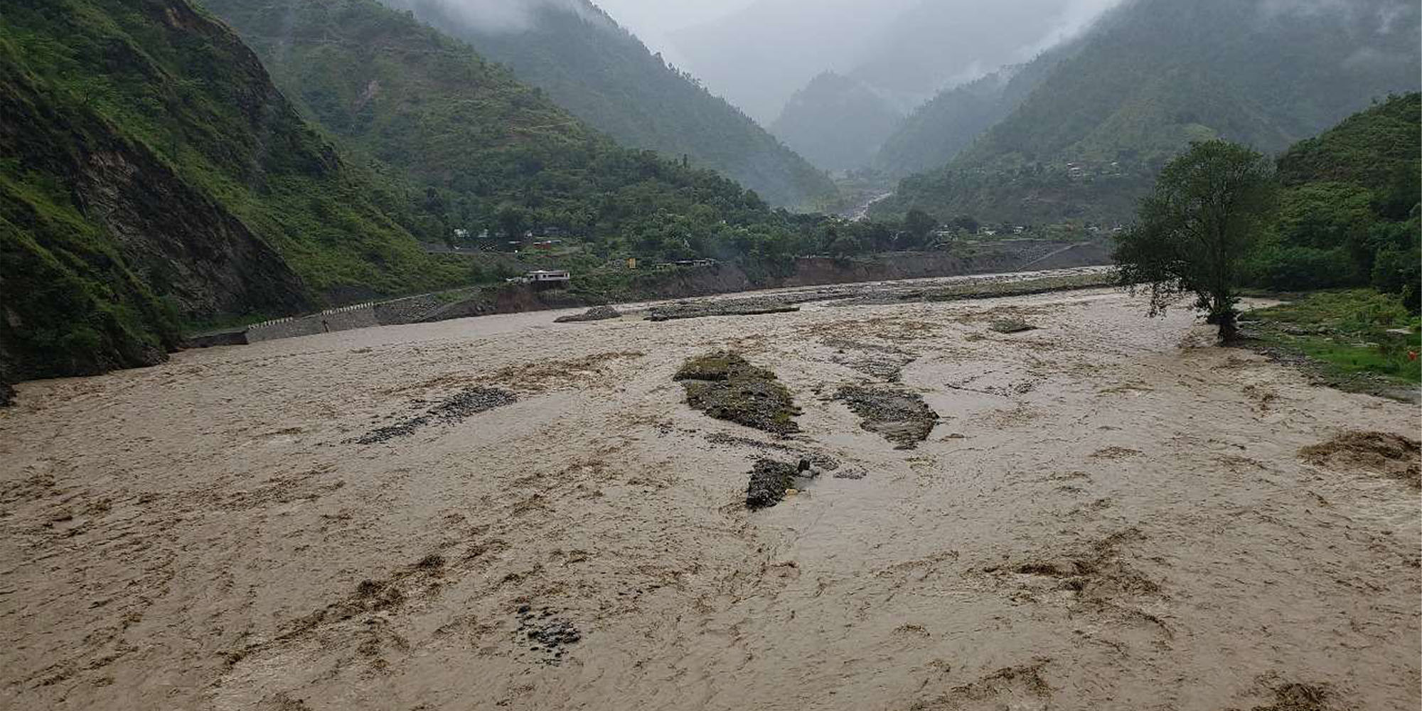 रोशी खोलाले बिपी राजमार्ग बगाएपछि आवागमन ठप्प, बनाउन कम्तीमा एक हप्ता लाग्ने