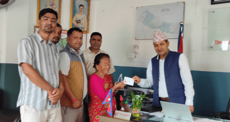 गाउँपालिका अध्यक्ष संरक्षक बनेर नागरिकता प्रदान