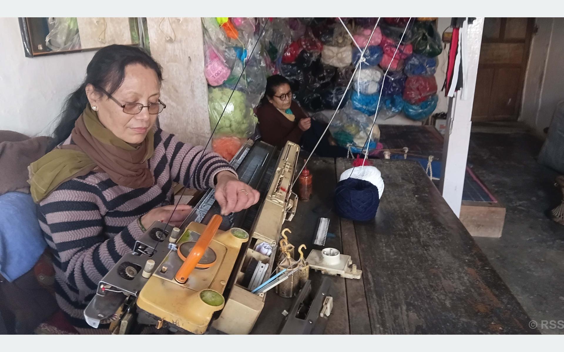 घरेलु उद्यममा व्यस्त भोजपुरका दुई दिदीबहिनी