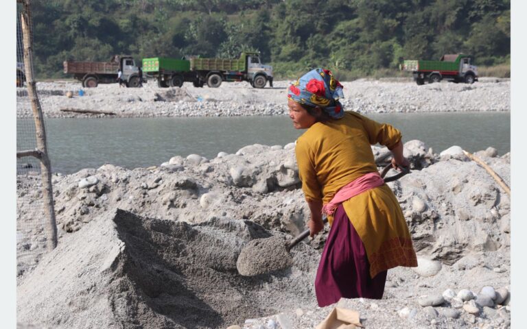 ‘त्रिशूलीको किनारमा बालुवा चाल्नेहरू…’