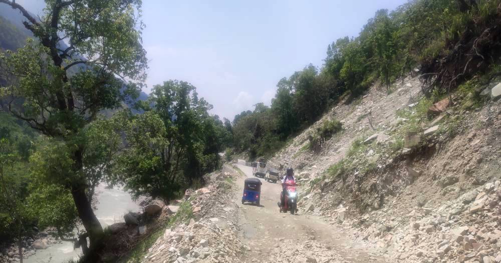 जोखिम बन्दै बेँसीसहर–चामे सडकयात्रा