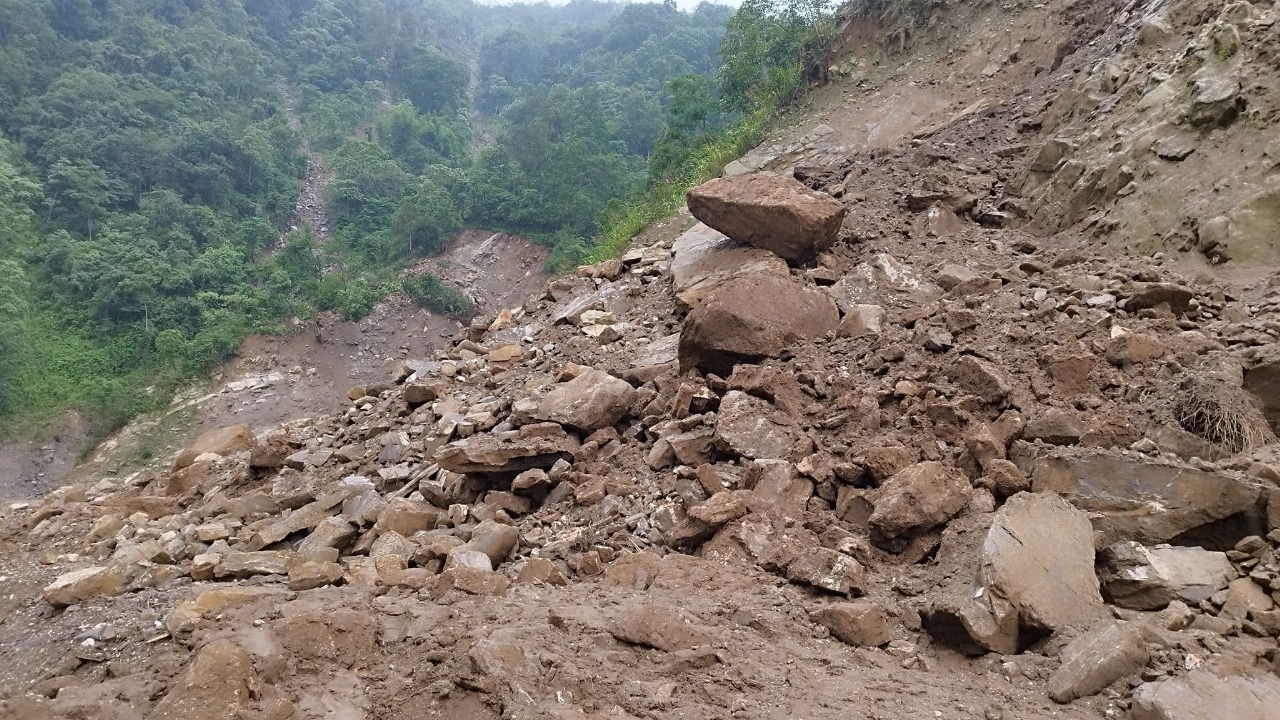 मध्य पहाडी राजमार्ग सञ्चालनमा, राँके–रवि सडक अझै अवरुद्ध