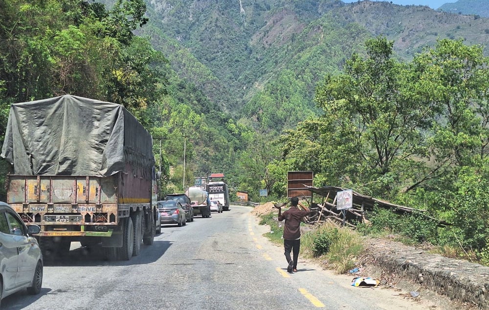 ट्रक पल्टिँदा अवरुद्ध नारायणगढ–मुग्लिन सडक एकतर्फी खुला