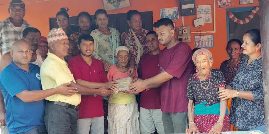 बराहक्षेत्रमा ब्लड क्यान्सर पीडितलाई सहयोग रकम हस्तान्तरण