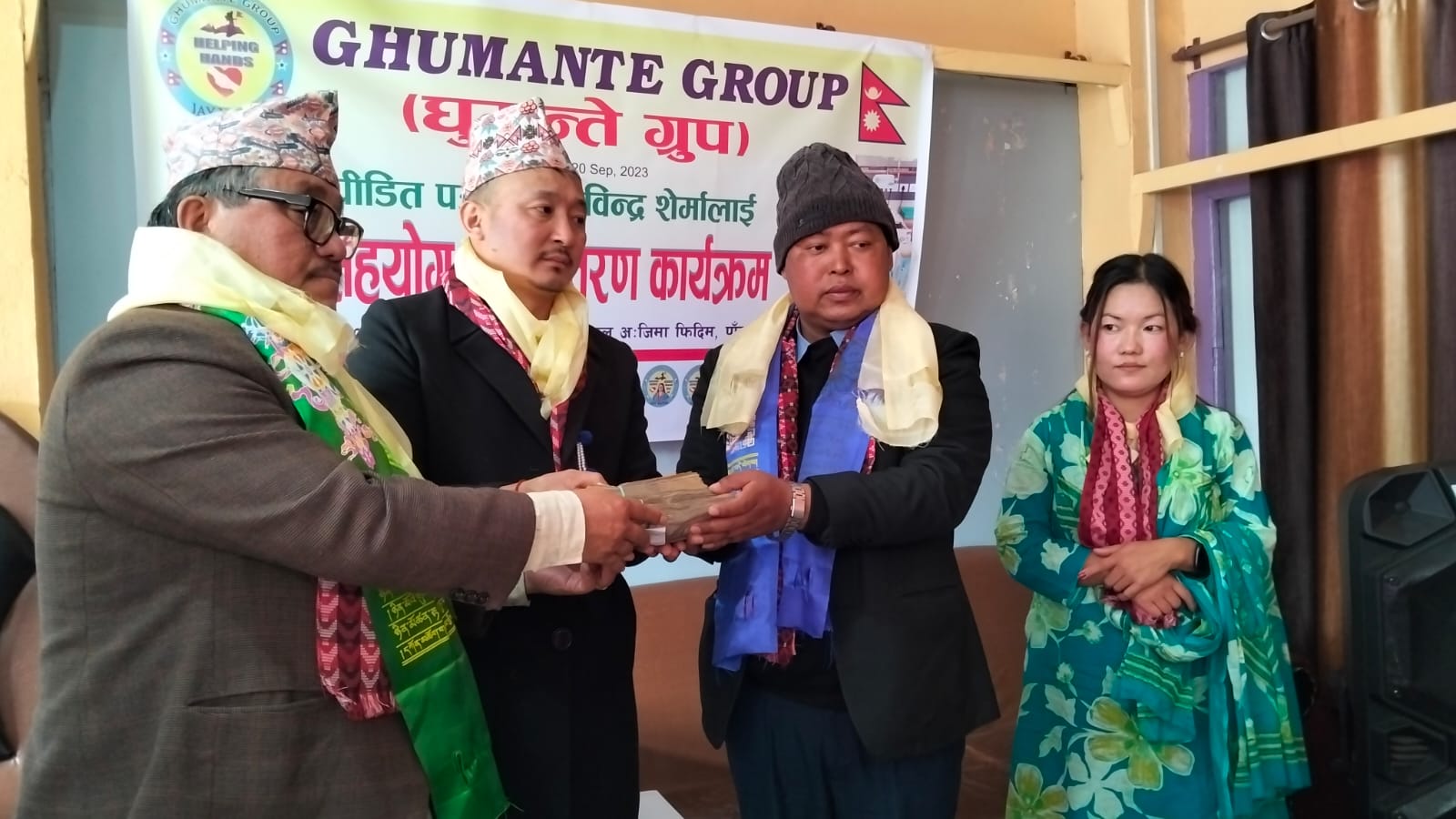 क्यान्सर पीडित पत्रकारलाई घुमन्ते टिमको आर्थिक सहयोग