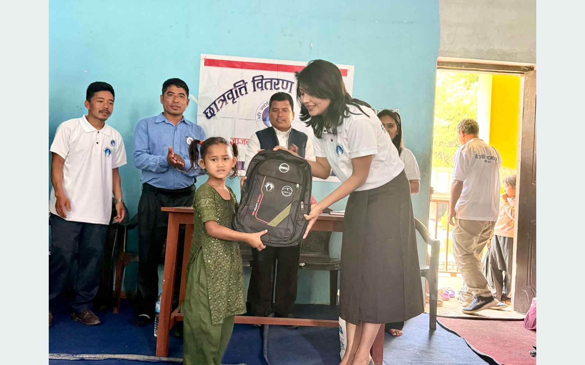 भूकम्प प्रभावित १६ छात्रालाई छात्रवृत्ति वितरण