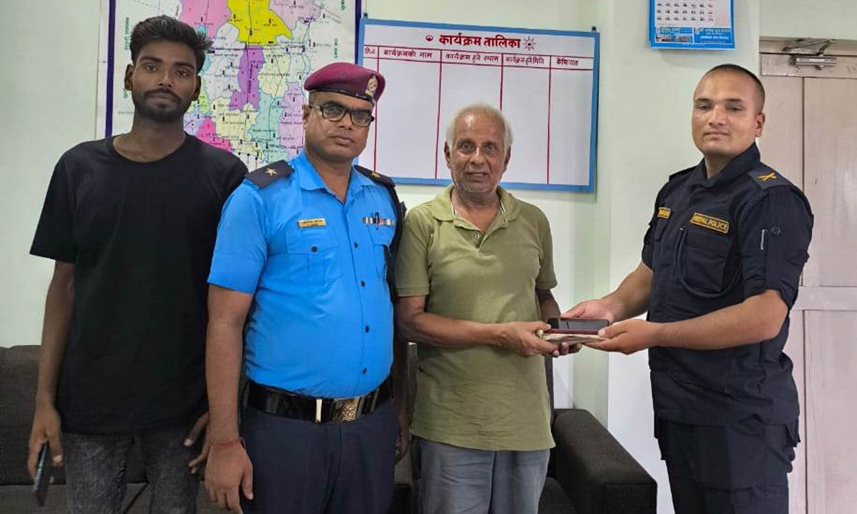विराटनगरमा हराएको ७७ हजार नगदसहितको झोला फेला, प्रहरीले धनीलाई बुझायो
