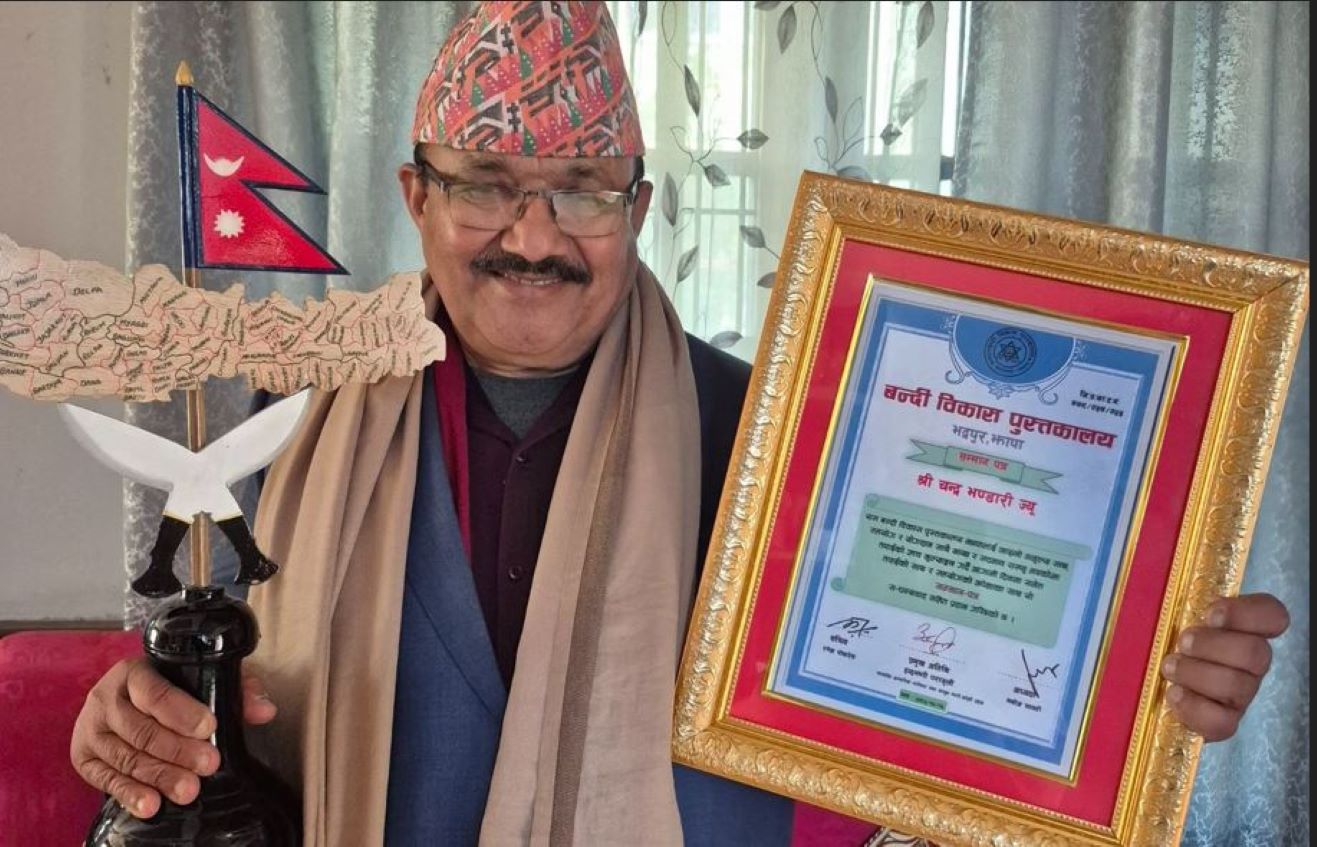 सहिद दिवसमा वन्दी विकास पुस्तकालयद्वारा पत्रकार चन्द्र भण्डारी सम्मानित