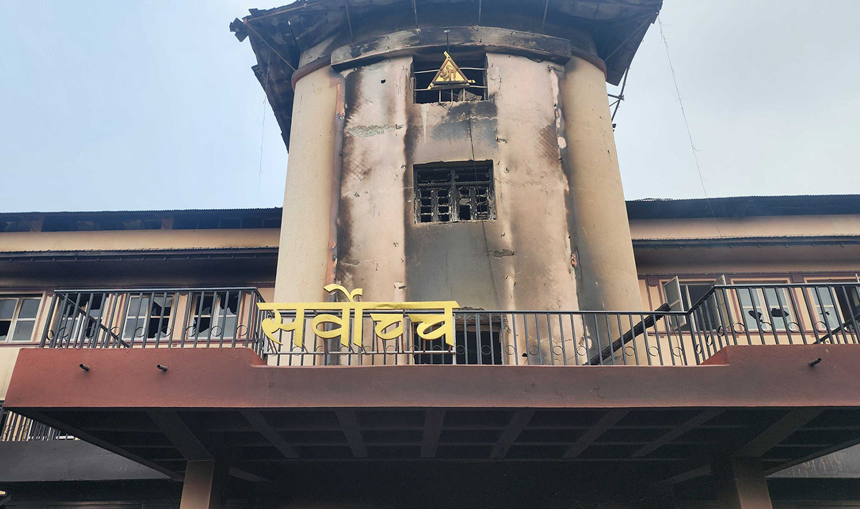 सर्वोच्च अदालत तोडफोड र आगजानी गर्ने दुई जना पक्राउ