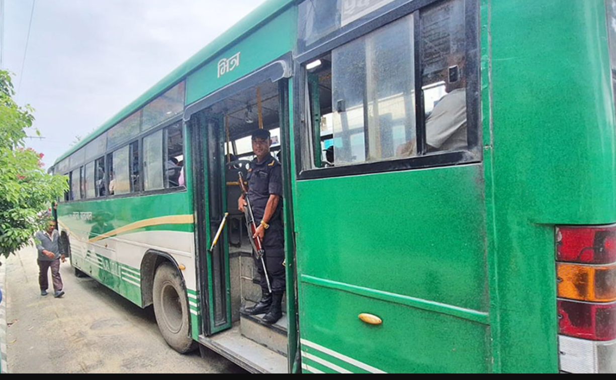 बन्दुकधारी प्रहरीको घेरामा साझाका बस