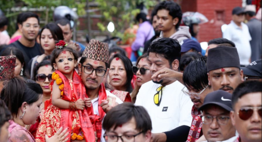कुमारीघरमा जीवित देवीले दशैंको टीका लगाइदिने