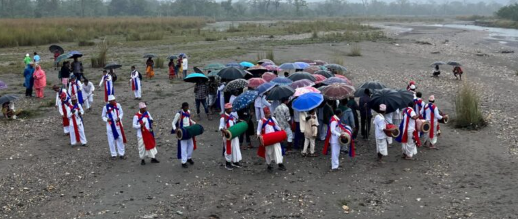 मेडरी नाच सीप युवा पुस्तामा सिकाउँदै पाका