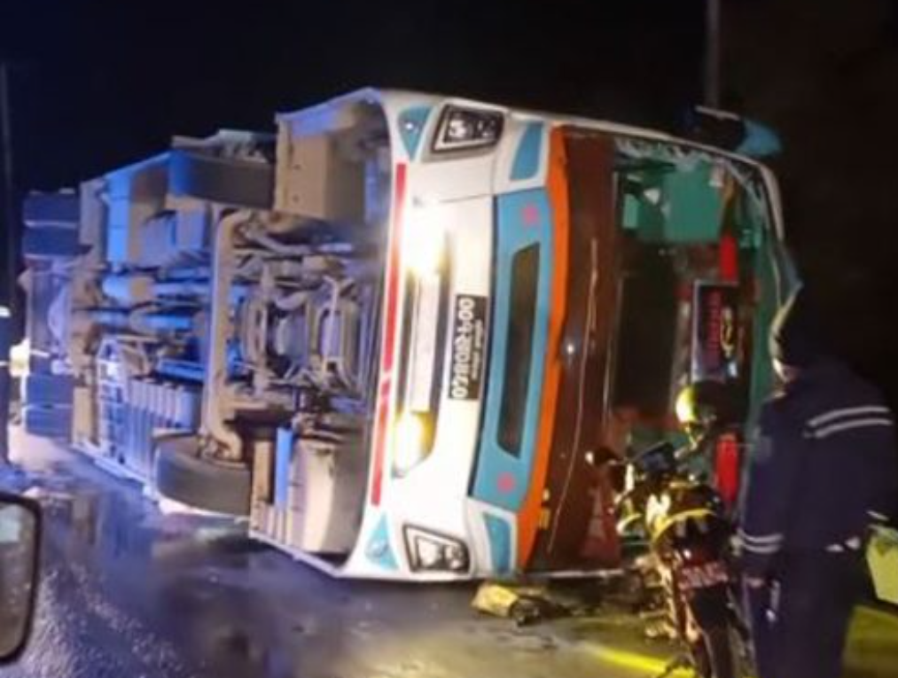 मुग्लिन–नारायणगढ सडकमा बस दुर्घटना हुदाँ घाइते  भएका ३८ जनाको उपचार हुदै (नामावलीसहित)