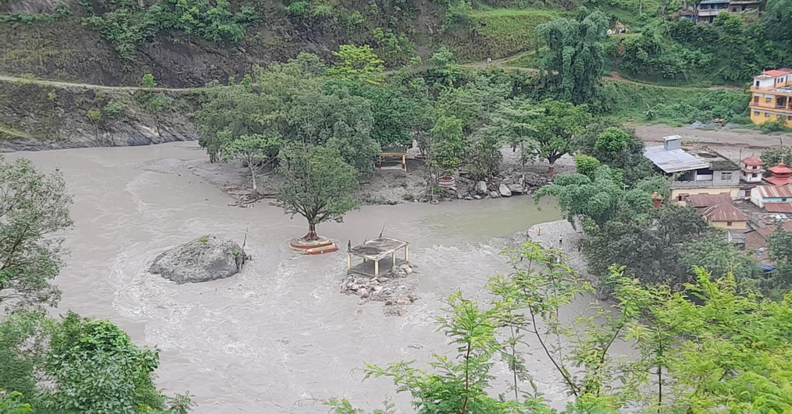 विश्वकै ठुलो शालिग्राम एक महिनादेखि डुबानमा