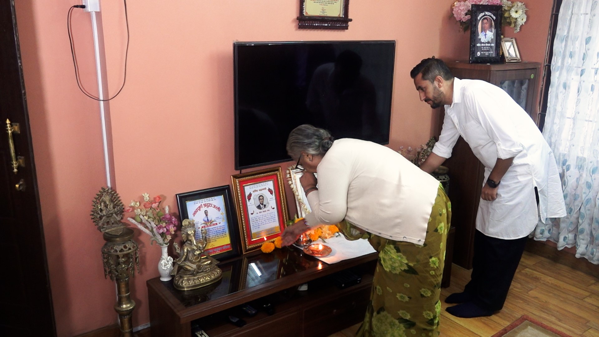 दशैंको दिन प्रधानमन्त्री कार्कीको विशेष पहल : जेन-जी शहीद परिवारसँग भेटघाट