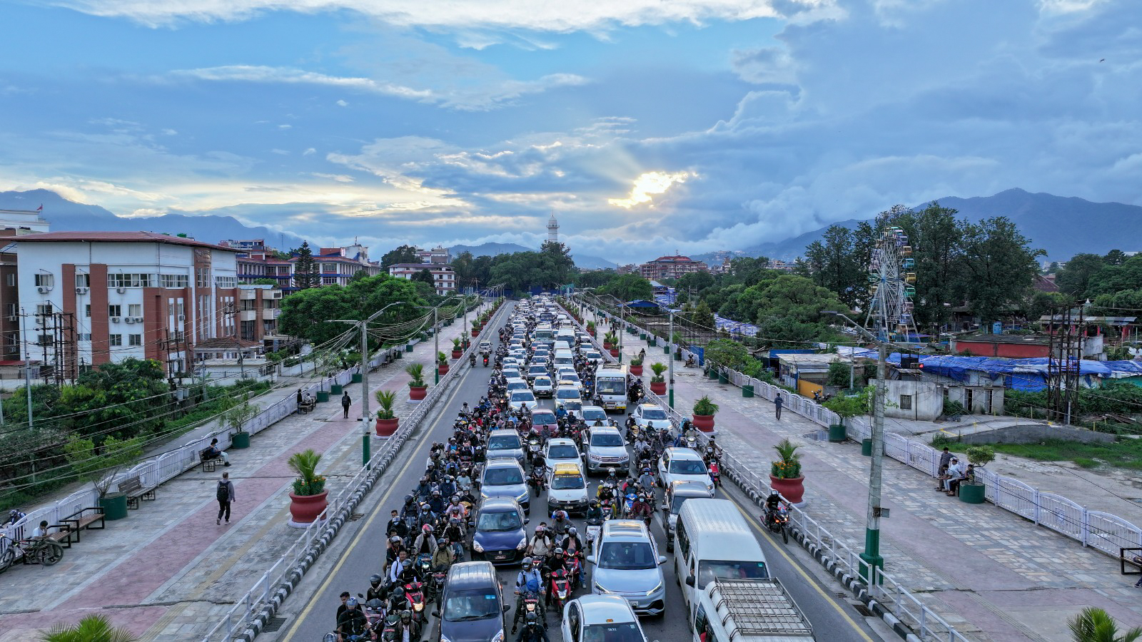 सिंहदरबार क्षेत्रमा सधैं ट्राफिक जाम (तस्विरहरू)