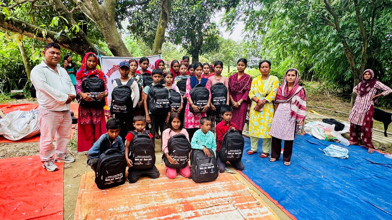 विद्यालय फर्कँदै दलित समुदायका बालबालिका