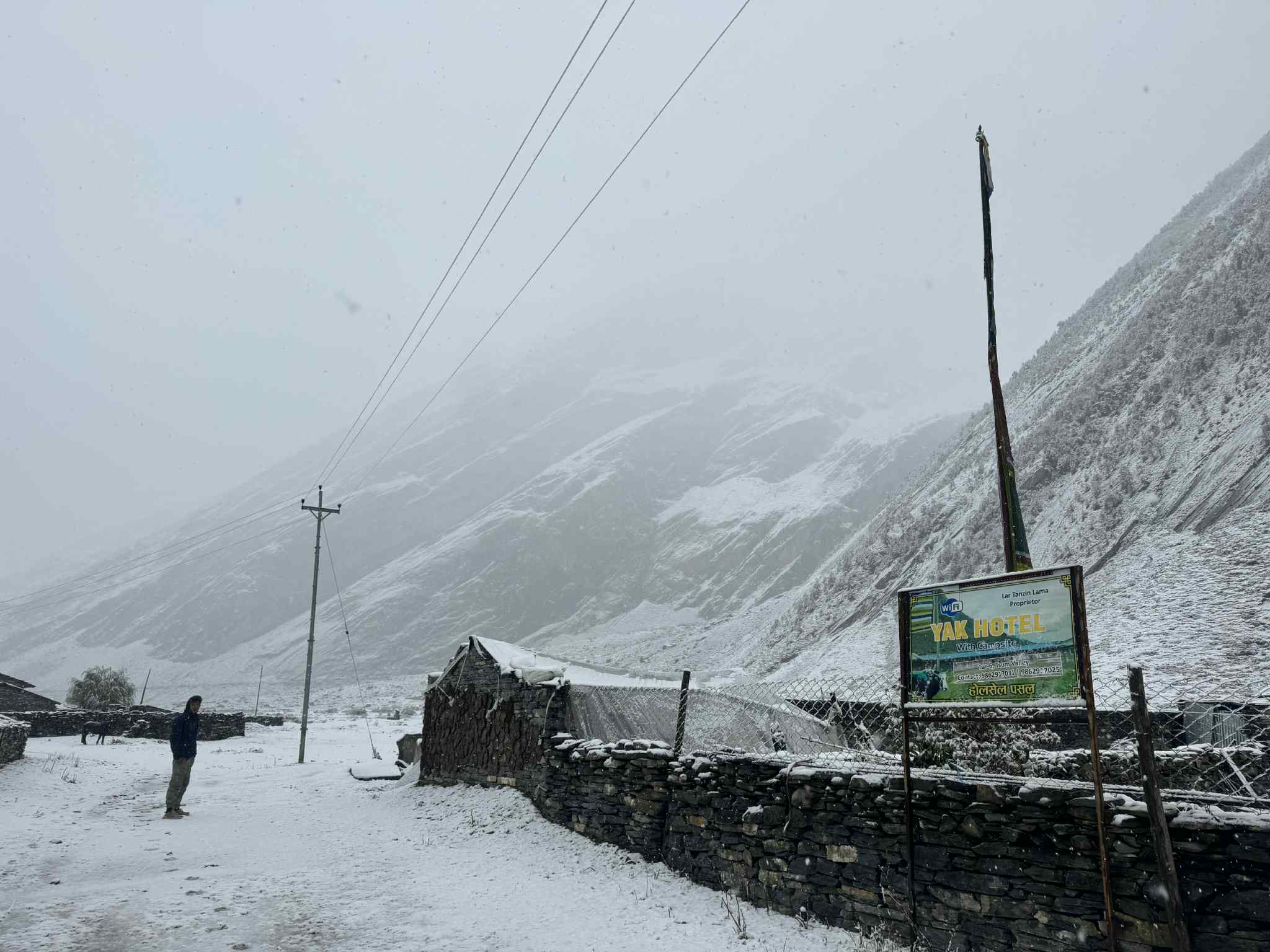 उत्तरी गोरखामा हिमपात, मनास्लु क्षेत्र भ्रमणमा गएका पर्यटक प्रभावित