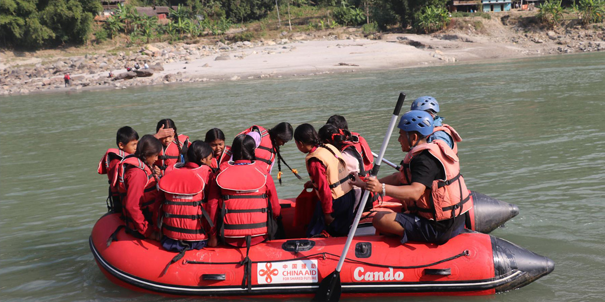 ज्यान जोखिममा राखेर विद्यालय पुग्छन् ढेबुवाका विद्यार्थी, सुनकोशीमा ‘रबरबोट’ को सहारा