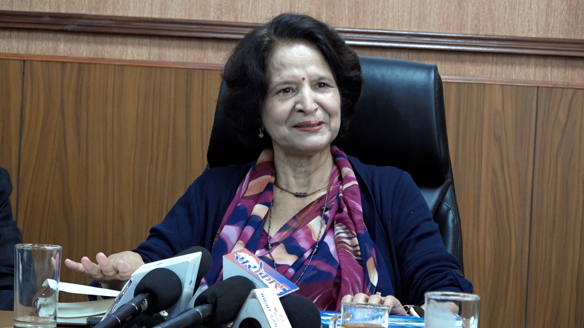 वीर अस्पतालको निरीक्षण गर्दै मन्त्री गौतमले भनिन् : परामर्श सेवामा सुधार गर्नुहोस्