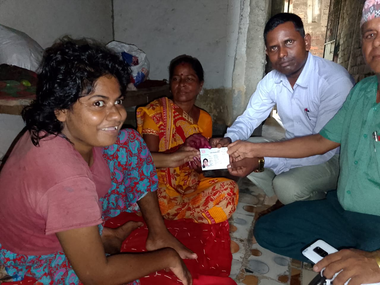 इटहरीमा अपाङ्ग नागरिकलाई घरमै पुगेर नागरिकता प्रदान