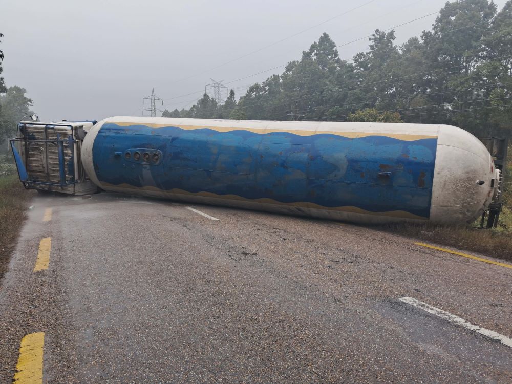 ट्याङ्कर दुर्घटना हुँदा पूर्वपश्चिम  राजमार्ग अवरुद्ध
