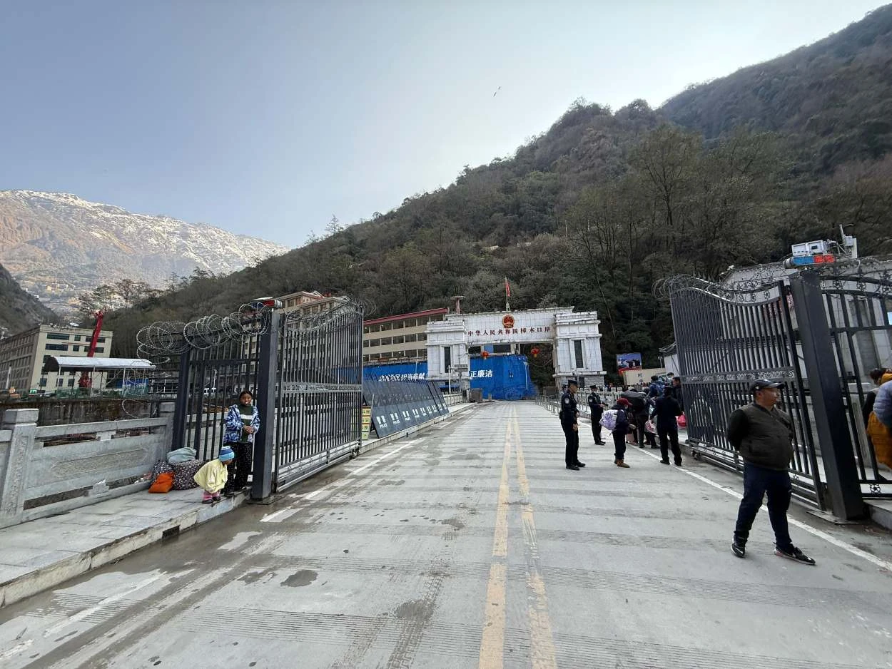 तातोपानी नाका नियमित संचालनमा ल्याउन व्यवसायीहरुको माग
