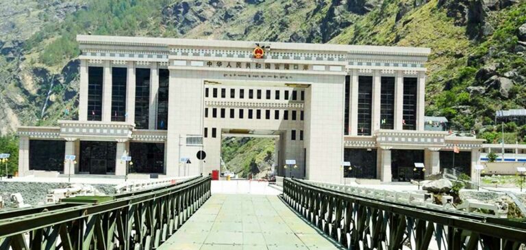 खासा क्षेत्रमा भीषण आगो लागेपछि तातोपानी नाका बन्द