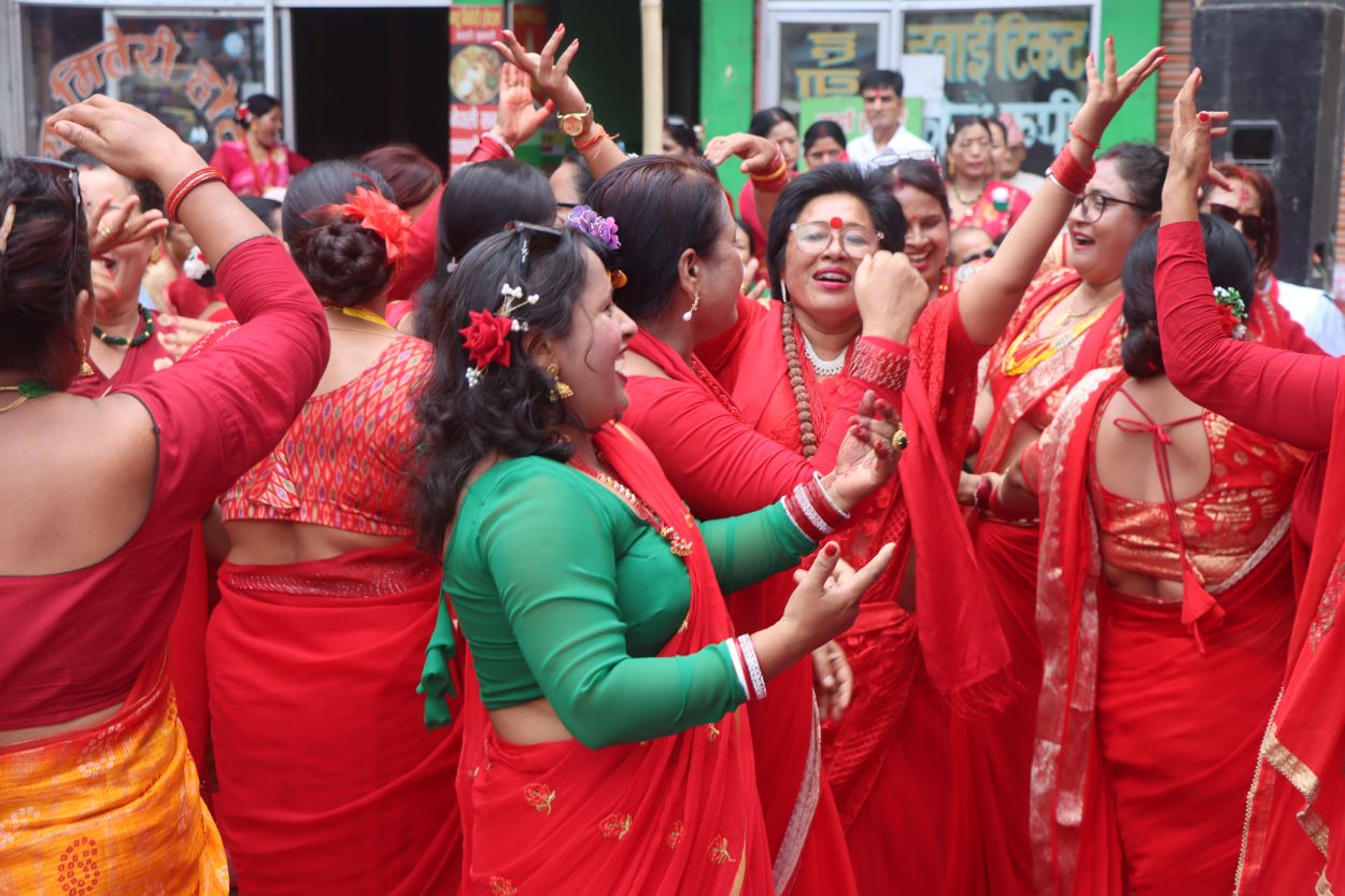 कोशी प्रदेशका चोक चोकमा तीजको उत्सव (फोटो फिचर)
