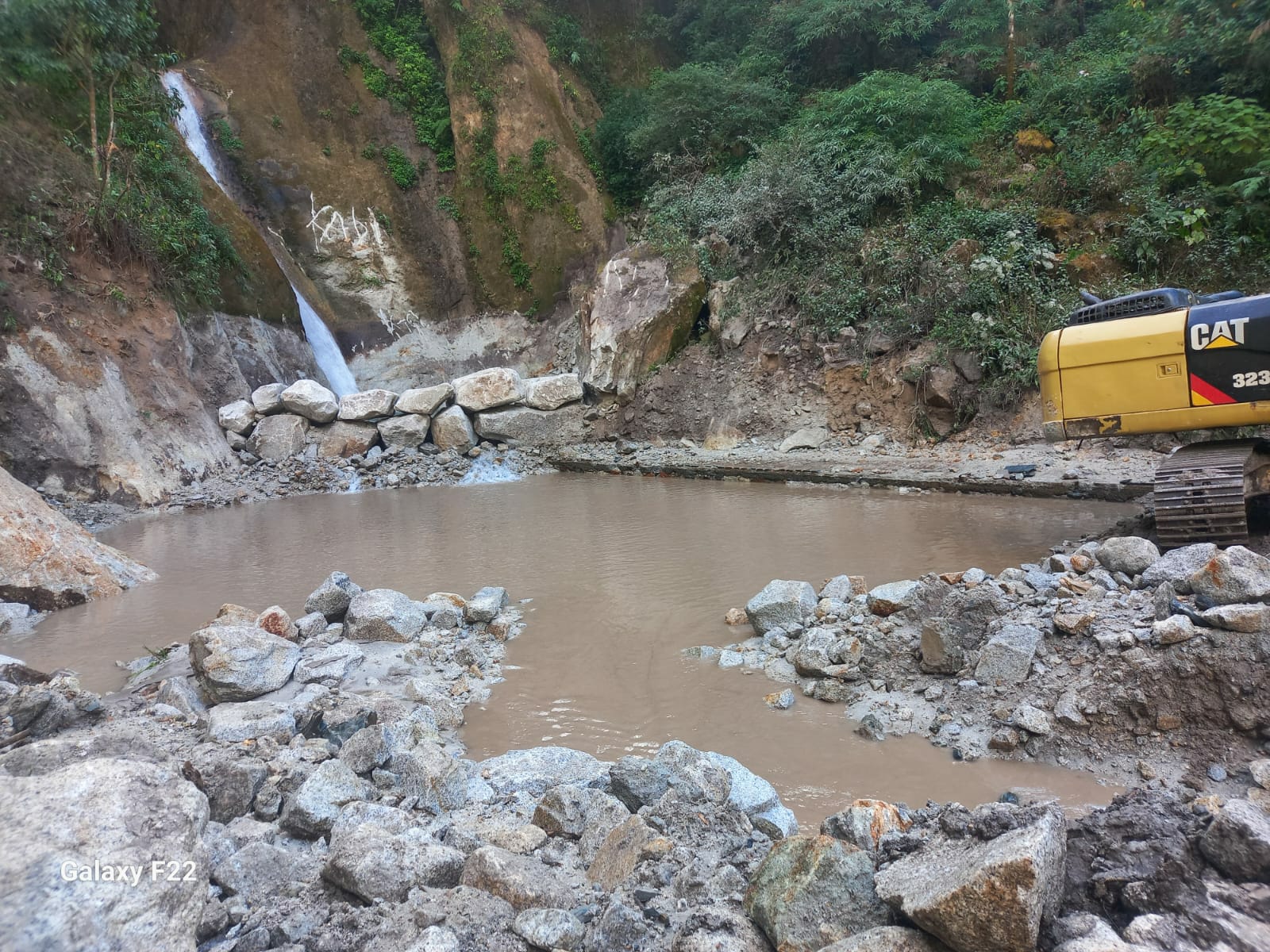 बाढीले क्षति पुर्‍याएको तीनतले झरनालाई पुरानै लयमा फर्काइँदै