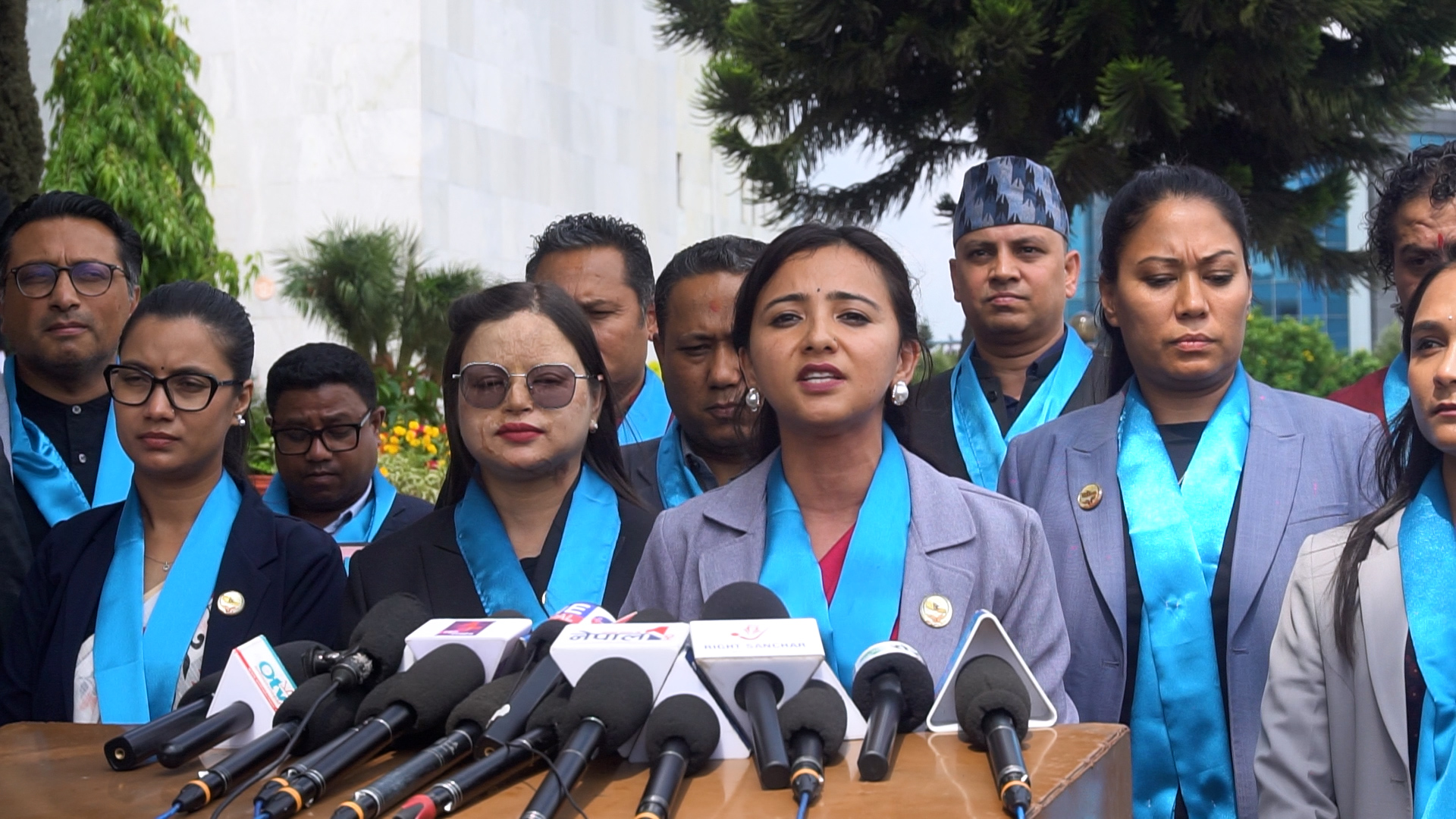 रास्वपा सांसदहरुको प्रश्न : निलो रिबन लगाएर आउँदा हामी कसरी असभ्य ?