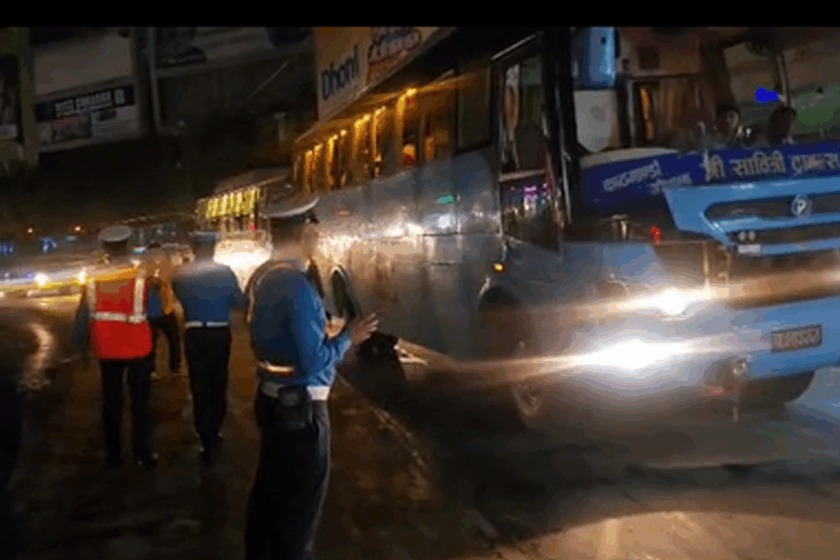 नागढुङ्गा सहितका नाकाहरूमा ट्राफिक प्रहरीको माइकिङ, उच्च सतर्कता अपनाउन आग्रह