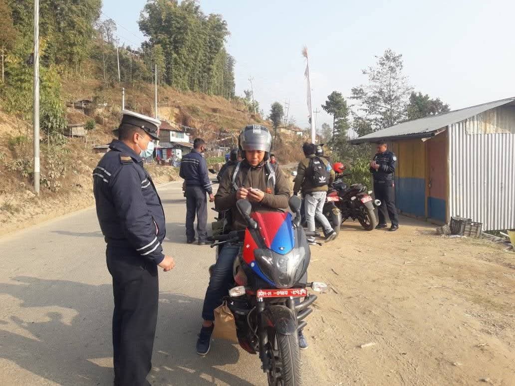 इलाममा ट्राफिक प्रहरीद्वारा मासिक रकम असुलीको आरोप, व्यवसायी र चालक आक्रोशित