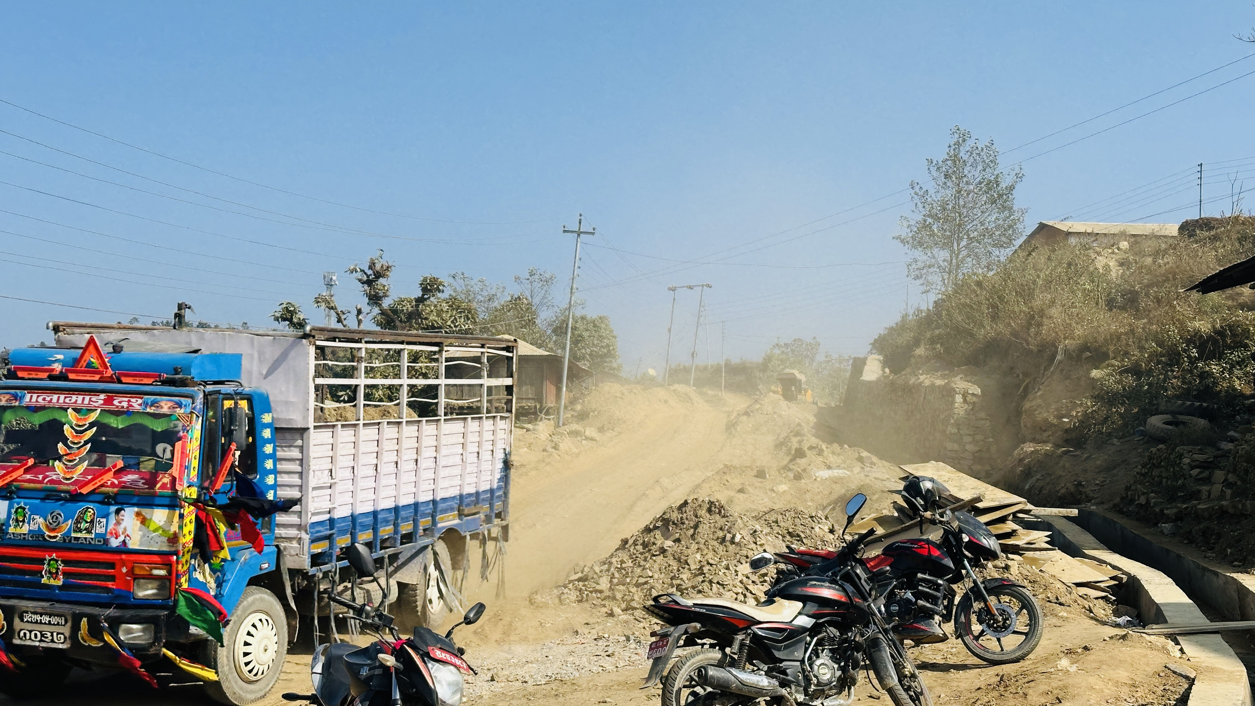 उदयपुर-२ : फेरिरहन्छन् प्रतिनिधि, फेरिँदैन सडकको अवस्था