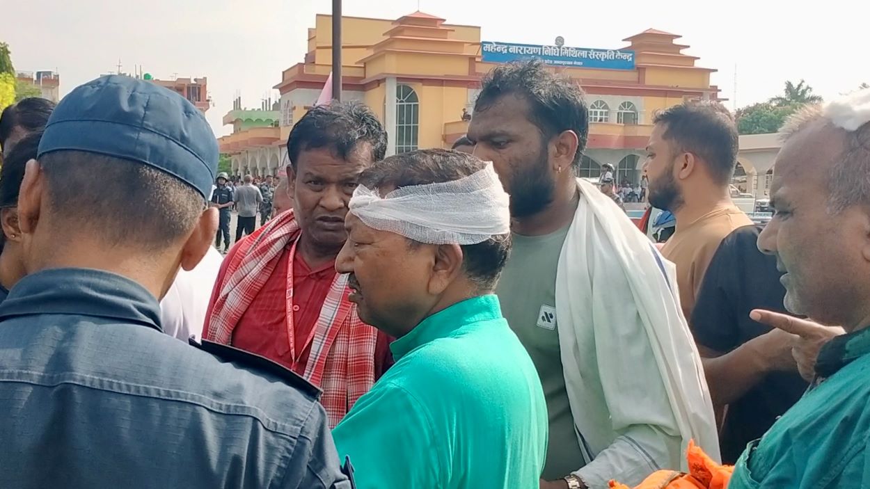 एमाले धनुषा अधिवेशनमा झडप, अवस्था तनावग्रस्त