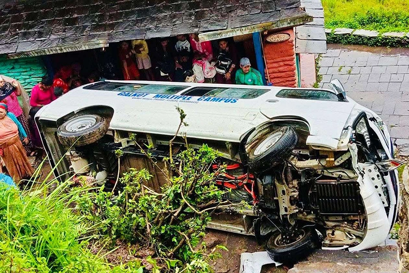 विद्यार्थी बोकेको भ्यान दुर्घटना हुँदा छ घाइते