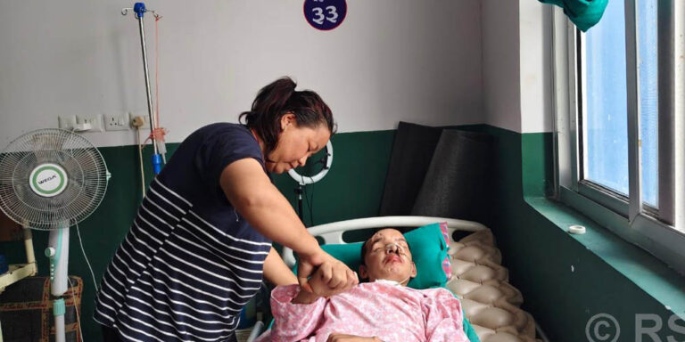मृत्युसँग जुधिरहेका तेजबहादुर सिन्धुली अस्पतालको ‘बेड नम्बर ३३’ मा