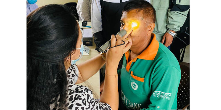 साझा यातायात आबद्ध कर्मचारीको निःशुल्क आँखा परीक्षणः १५ जनामा दृष्टिदोष समस्या