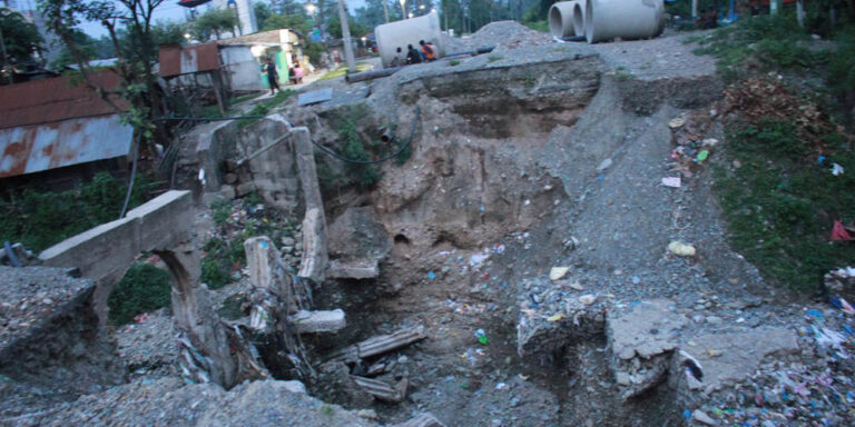 जोखिमयुक्त यात्रा गर्न बाध्य छन् धरान हरियालीका स्थानीय