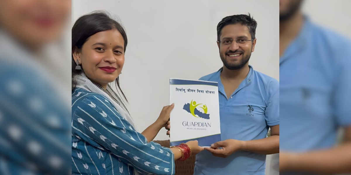 सुरजले जन्मदिनमा पाए बिमा पोलिसी उपहार
