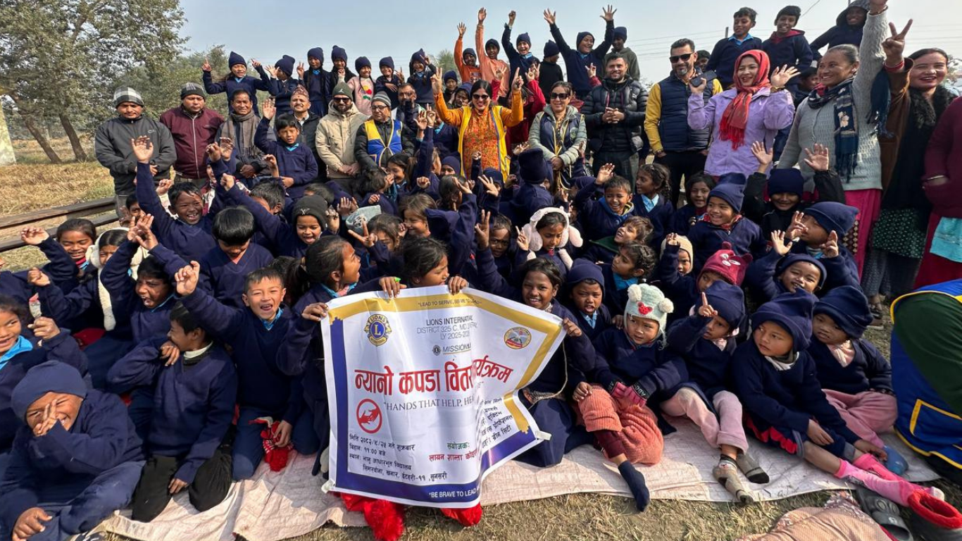 कठ्याङ्ग्रिँदो जाडोमा लायन्सको न्यानो स्पर्श : विद्यालयमै स्वेटर पाउँदा विद्यार्थीको मुहारमा खुशी