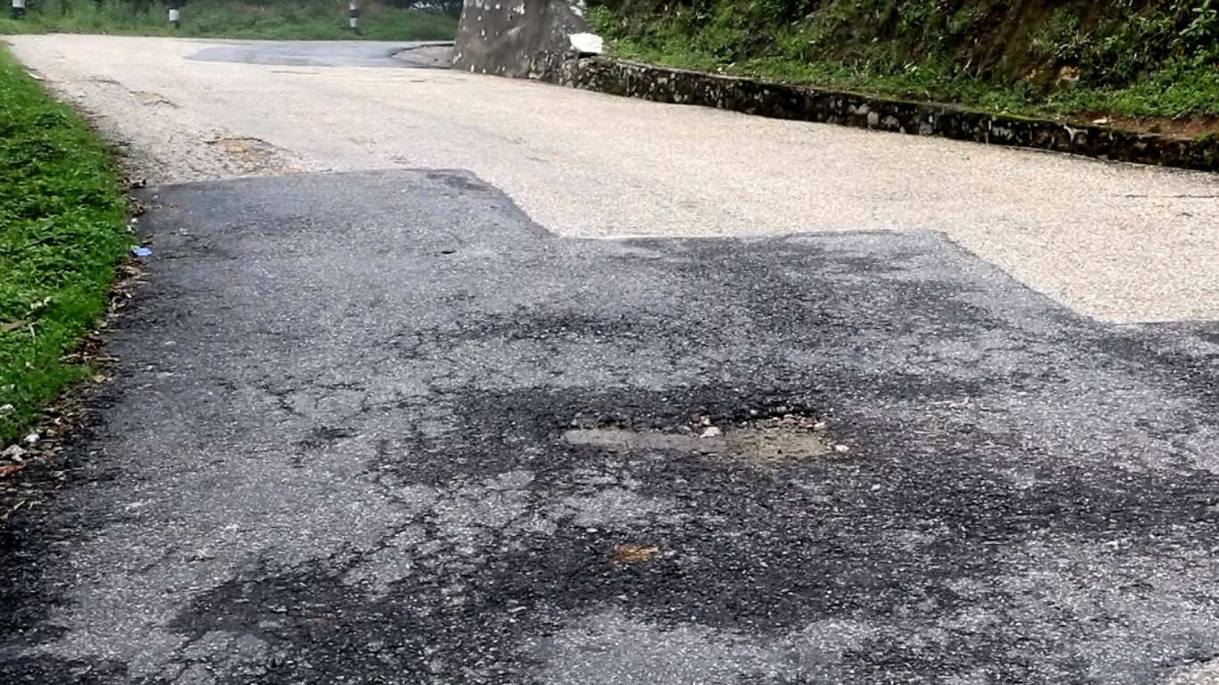 भोजपुर–लेगुवा सडक : भत्किएका ठाउँमा टालिएको कालोपत्र नै उप्कियो