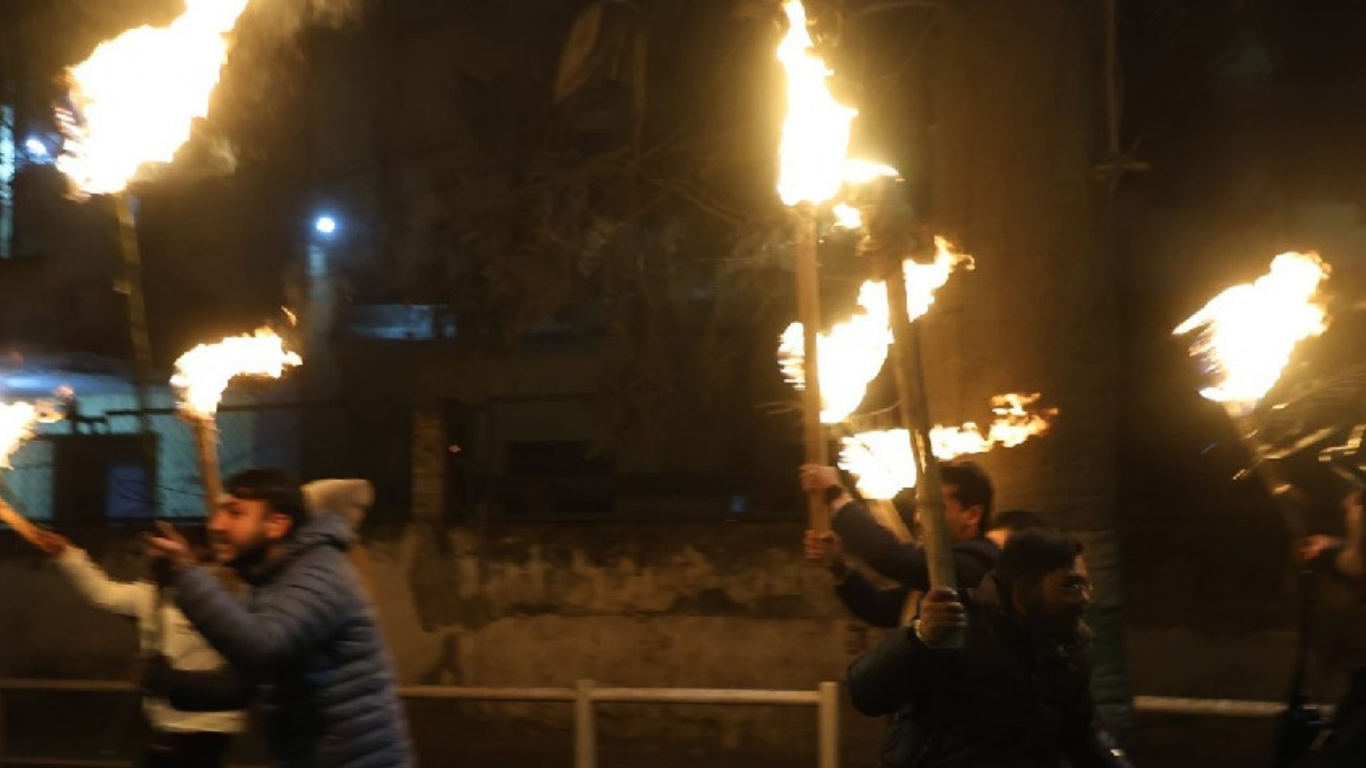 निर्वाचन आयोगको निर्णयविरुद्ध देउवा पक्ष सडकमा, त्रि–चन्द्र अगाडि मसाल जुलुस