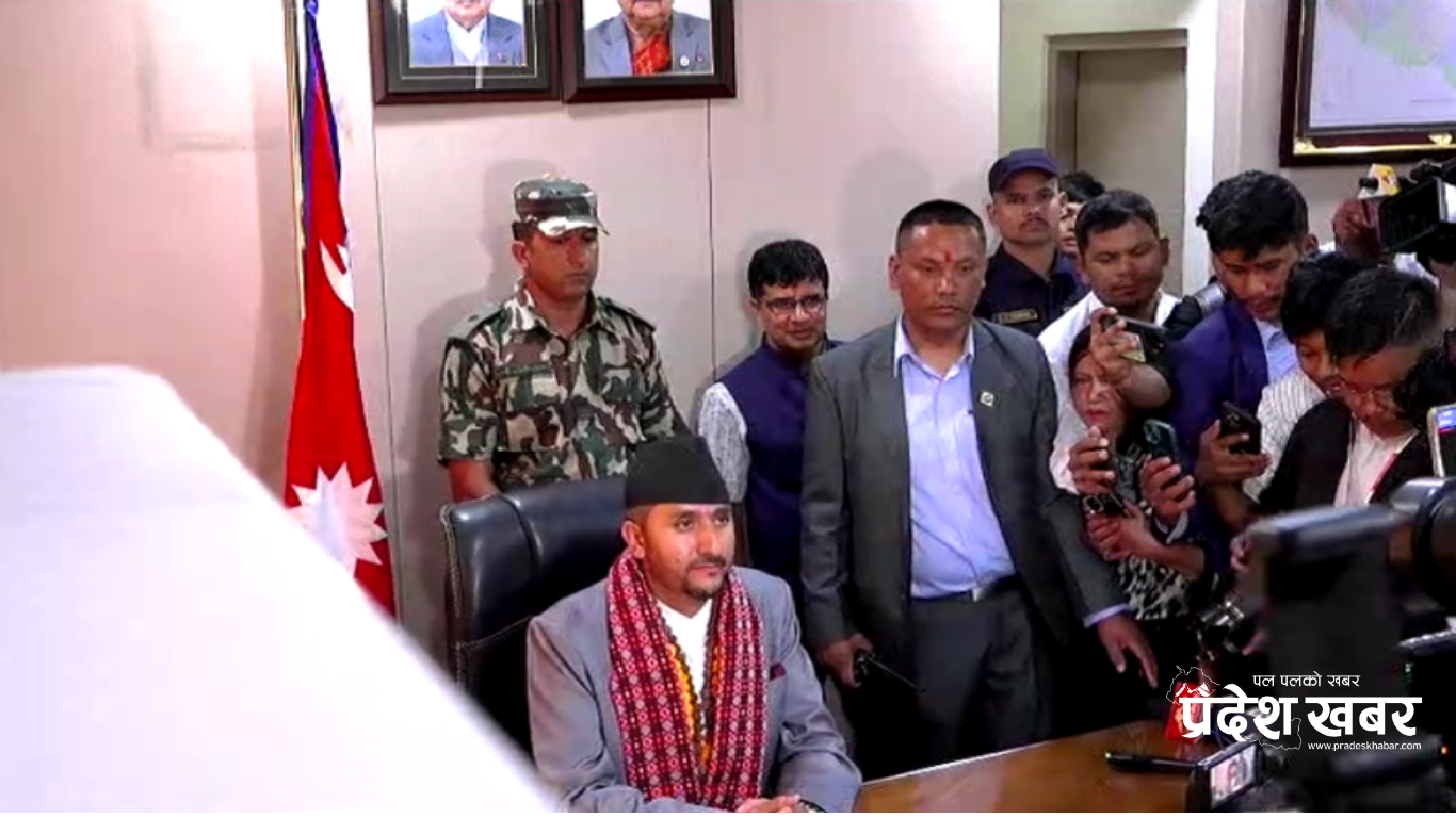 प्रश्न गर्दागर्दै जवाफ दिन सञ्चार मन्त्रालयको बागडोर सम्हाल्दै सिंहदरबार पुगे जगदीश खरेल