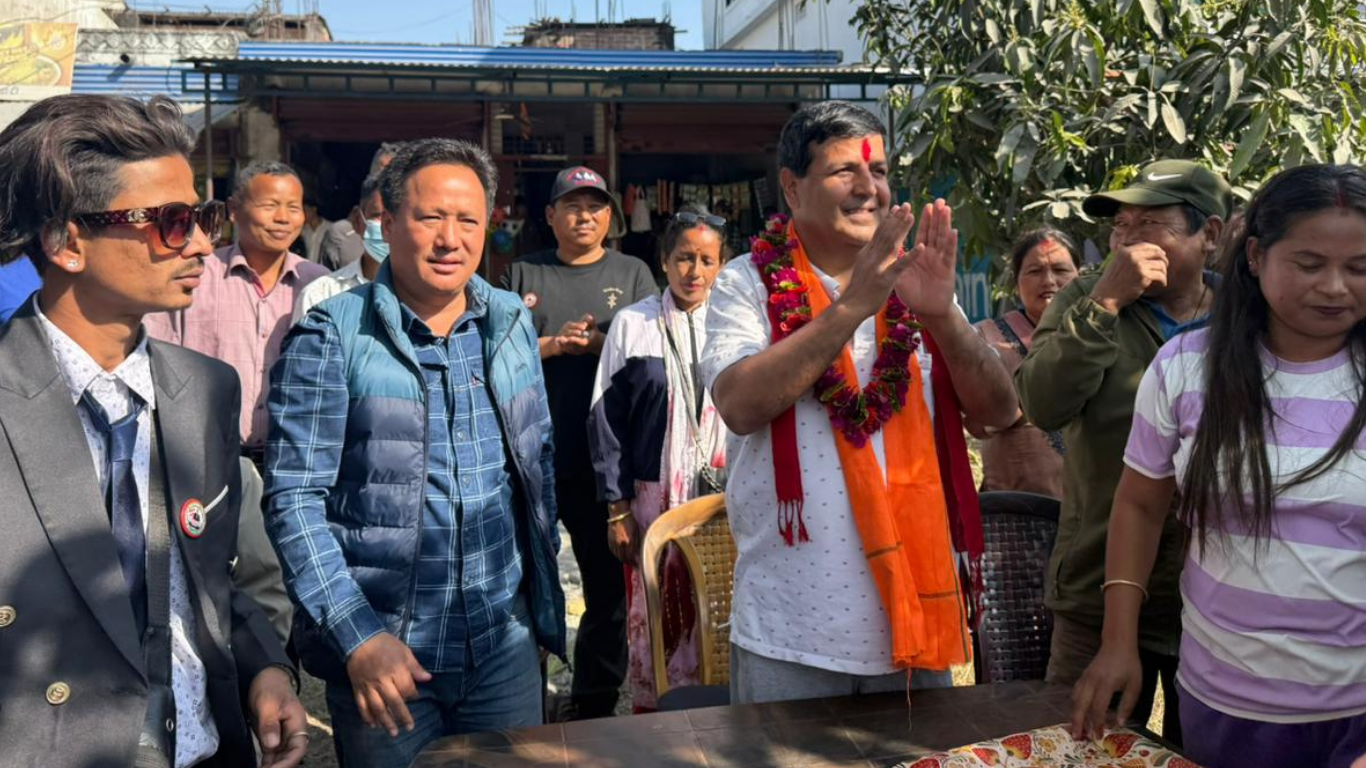 मोरङ–३ मा डा. सुनील शर्माको आक्रामक घरदैलो, बेलबारी–कानेपोखरीका टोलटोलमा भव्य स्वागत