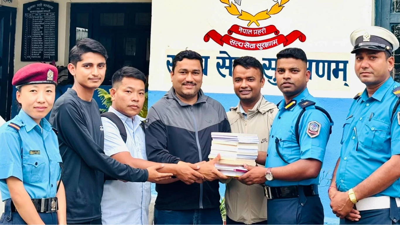 लेटाङ प्रहरीको नयाँ अभियान : हिरासतमा रहेका थुनुवाका हातहातमा किताब, पुस्तकालयमा २९२ पुस्तक