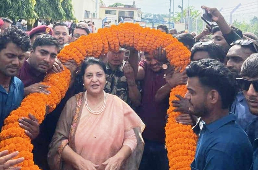 पूर्वराष्ट्रपति भण्डारीलाई मधेसमा विमानस्थलमै ५१  किलोको मालाले स्वागत